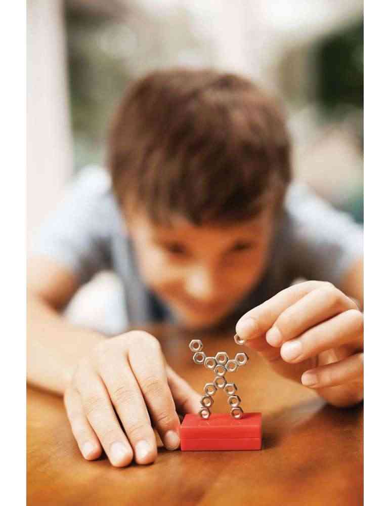 enfant joue Kit Magnétisme - 4M - Kidzlabs - Jouet Scientifique