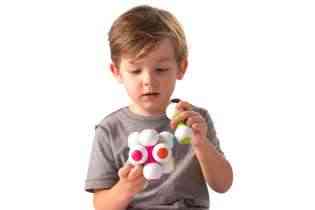 enfant joue à Flexicule - Fat Brain Toys - Casse tête pour enfant